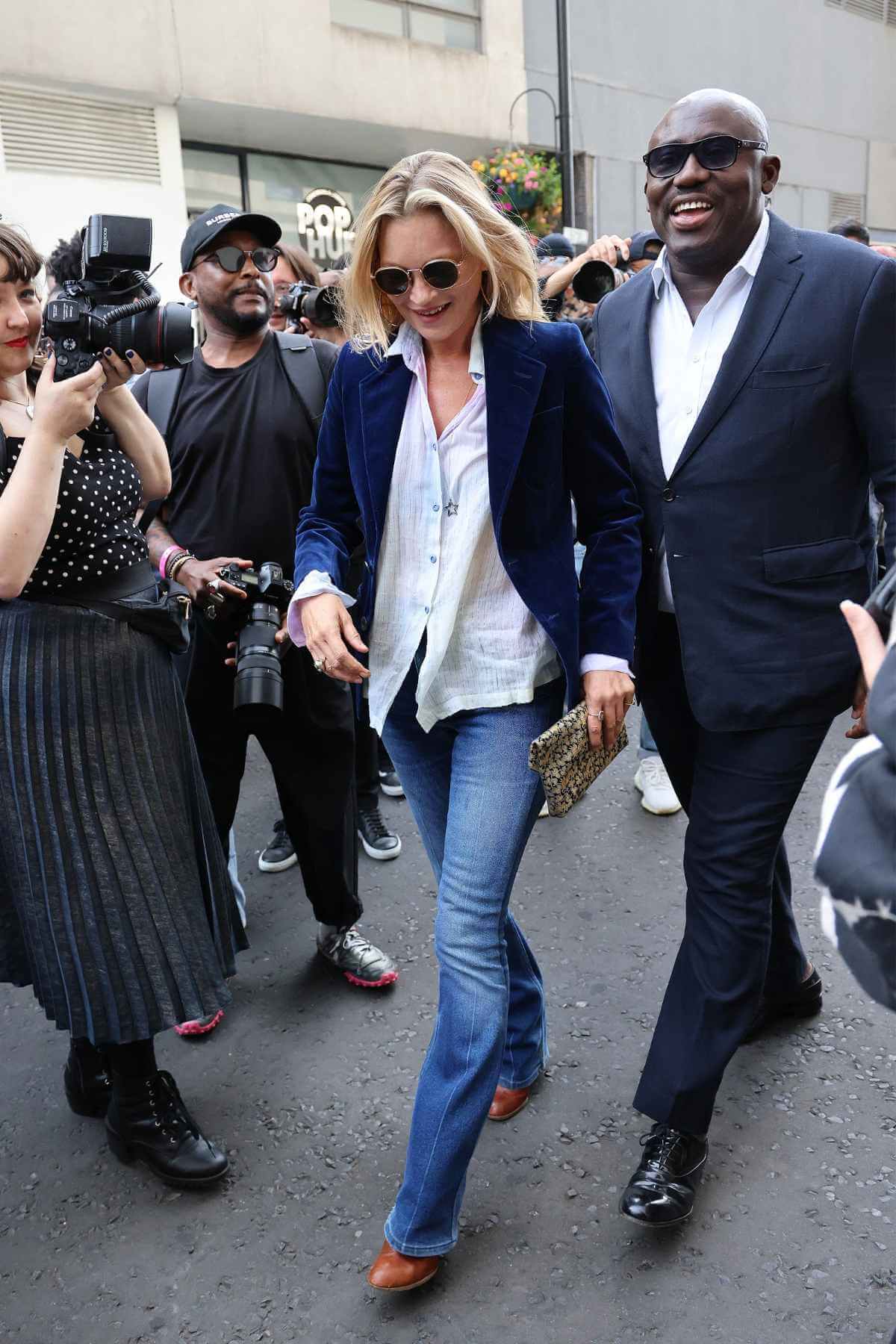 Kate Moss anuncia el regreso de los buenos jeans bootcut.