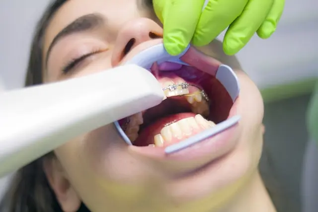 paciente en clinica dental en Santiago