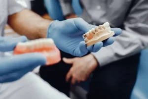 paciente realizandose un proceso de implantes dentales