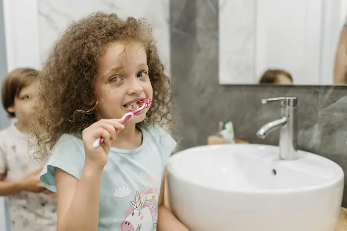 niña lavándose los dientes