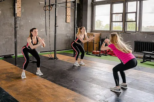 rutinas de ejercicios entre un grupo de mujeres