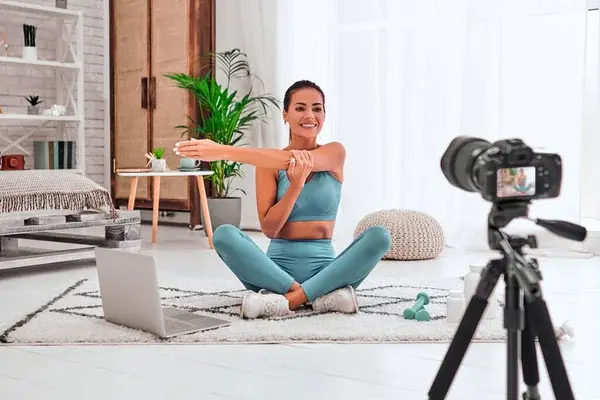 una mujer grabando su rutina de ejercicios