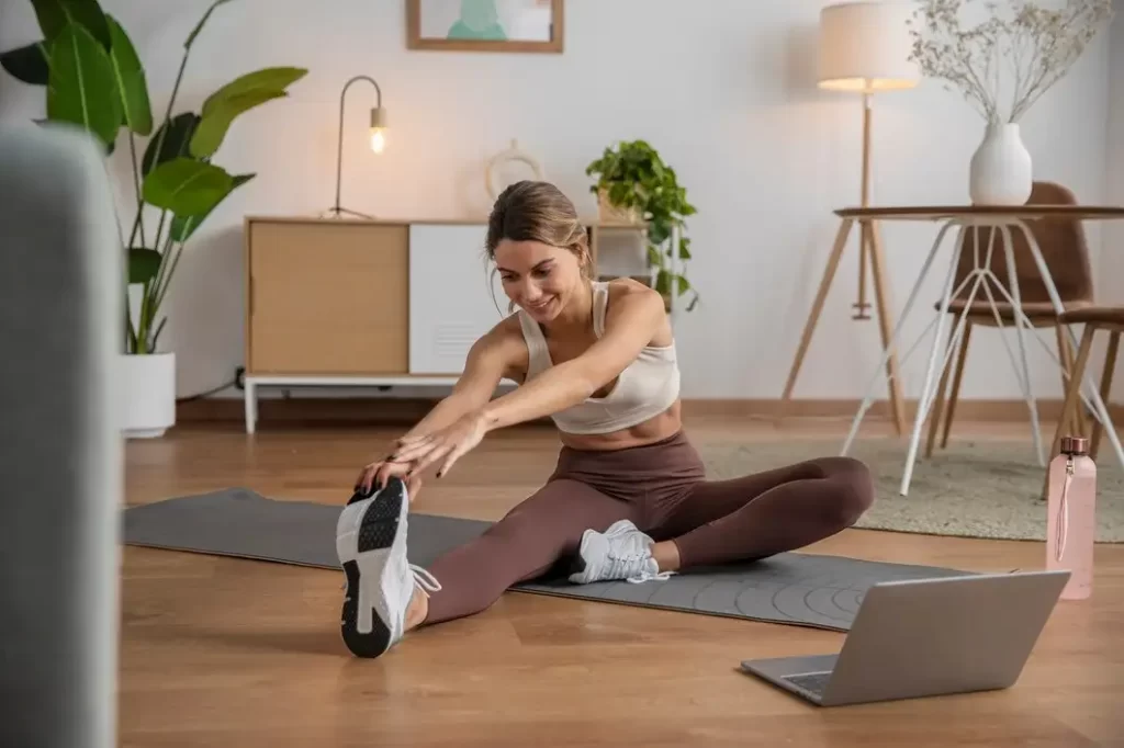 Chica realizando ejercicio para bajar el cortisol 
