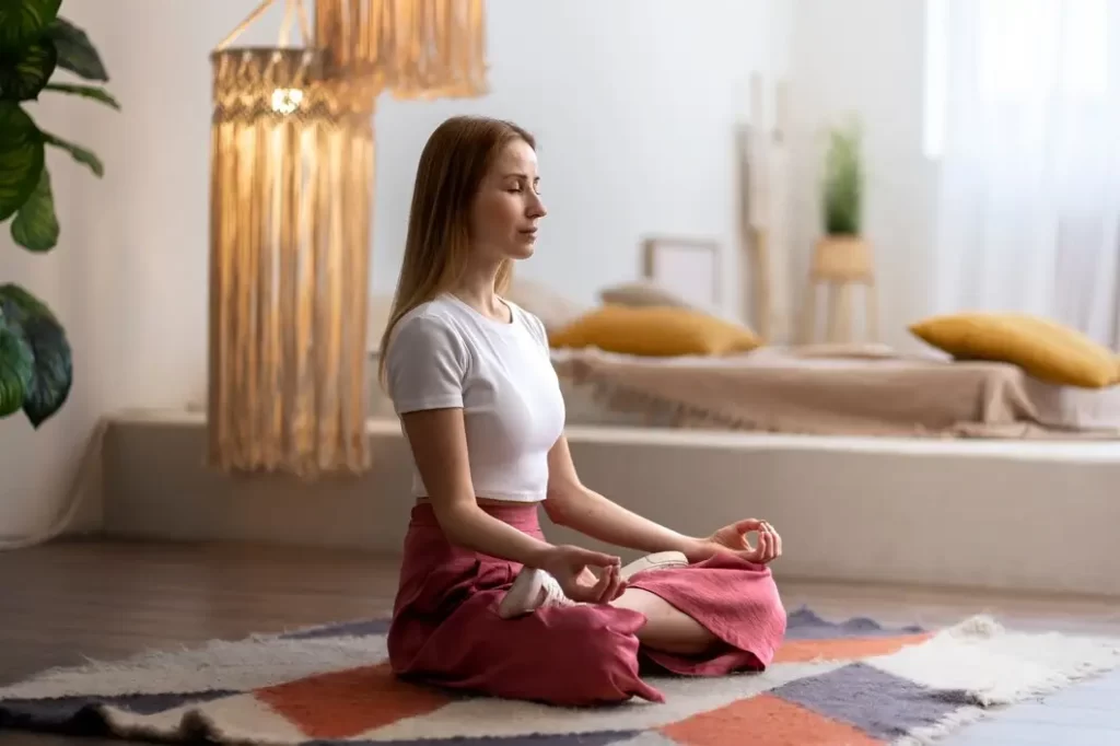 Chica realizando una meditación para bajar el cortisol 