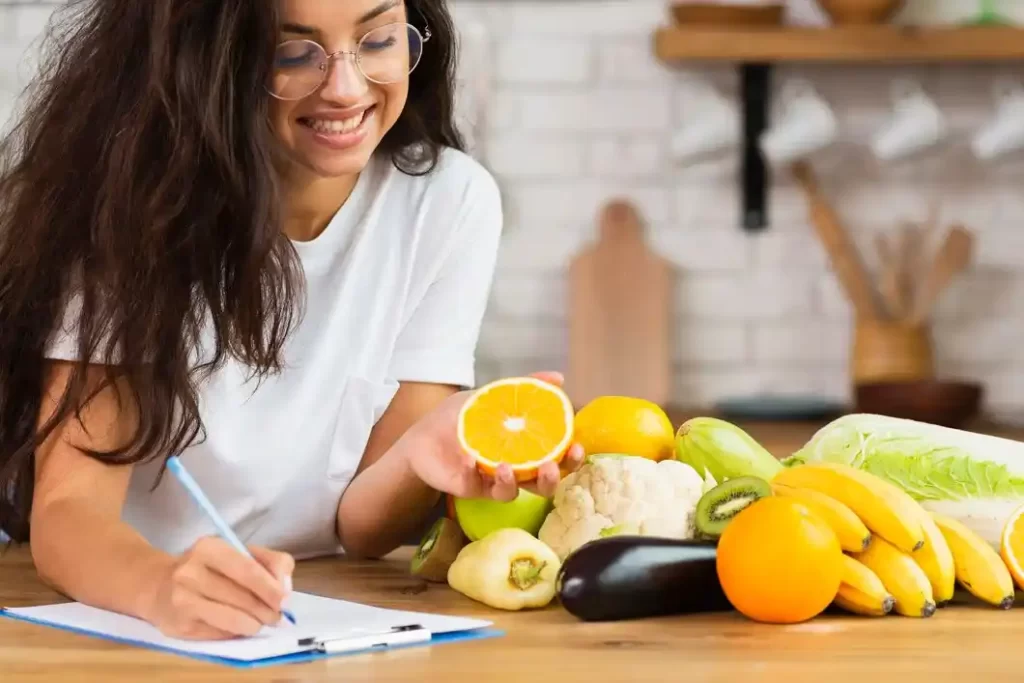 Mujer practicando un estilo de vida saludable con su comida
