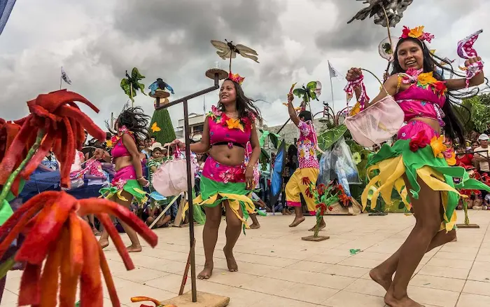 personas bailando en la fiesta de san Juan
