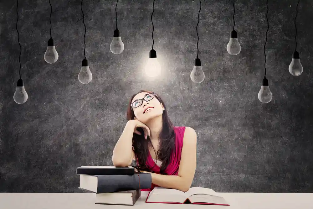 Chica teniendo buenas ideas