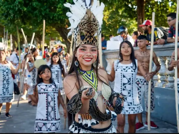 mujer linda con vestimenta de la Selva, participando en la fiestra de San Juan