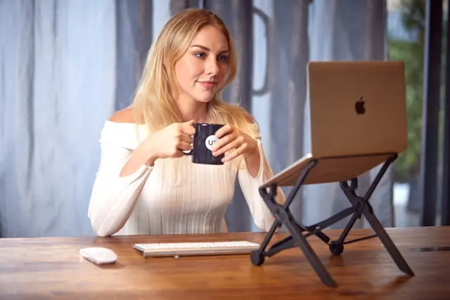 mujer frente a laptop