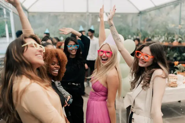 varias mujeres con lentes de colores felices