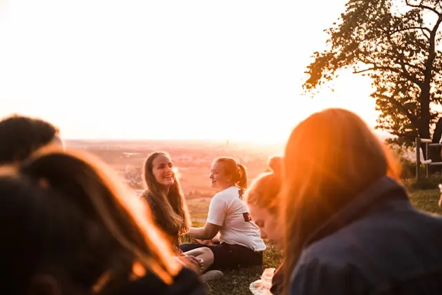 varias mujeres riendo al aire libre