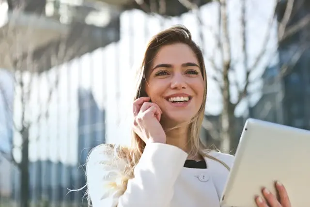 mujer sonriendo