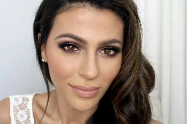 3. Ilumina tu rostro con un iluminador sutil
