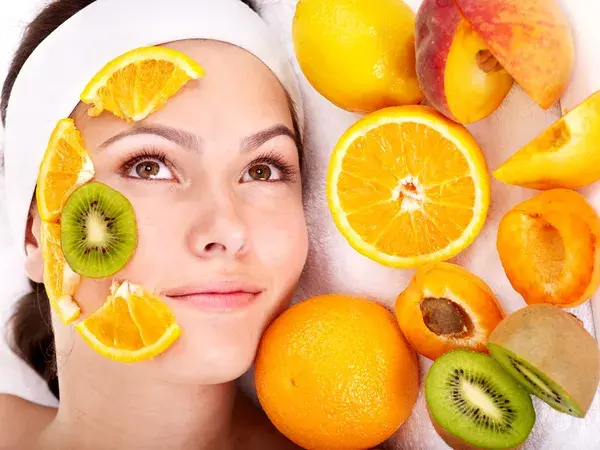 Mujer con ingredientes para preparar una mascarilla facial casera
