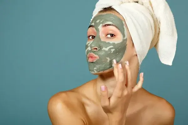 Mujer aplicando mascarillas faciales caseras