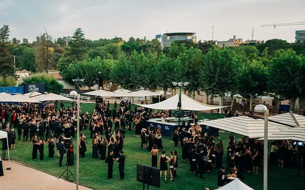 Fiesta al aire libre con enfoque wellness