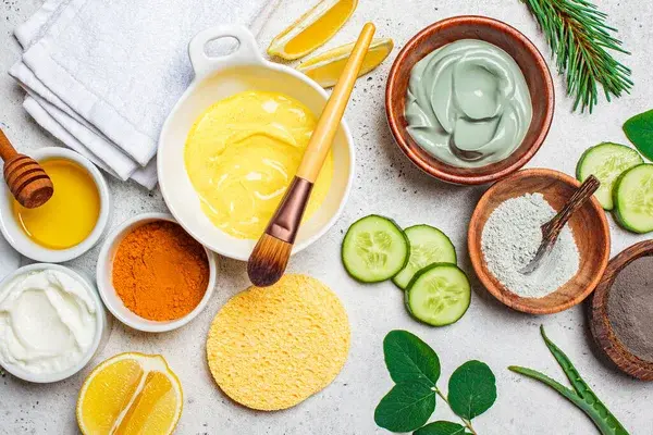 Ingredientes para mascarillas faciales, miel, pepino y otros. 