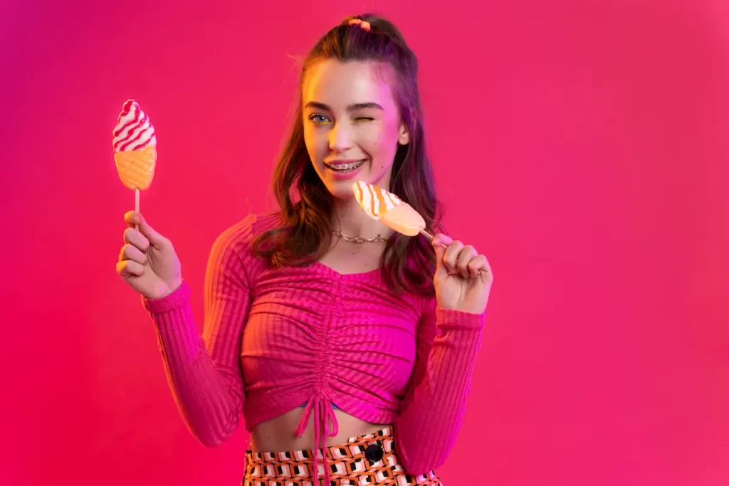 Mujer joven divirtiéndose en la fiesta pop