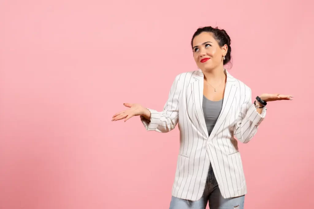 jovencita con chaqueta blanca sobre fondo rosa dama emociones moda sensación color mujer