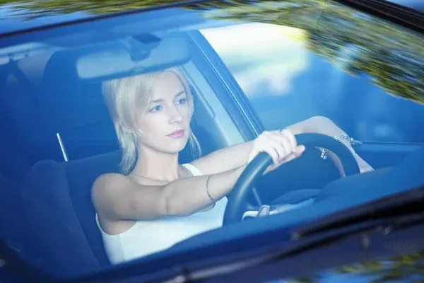 mujer al volante