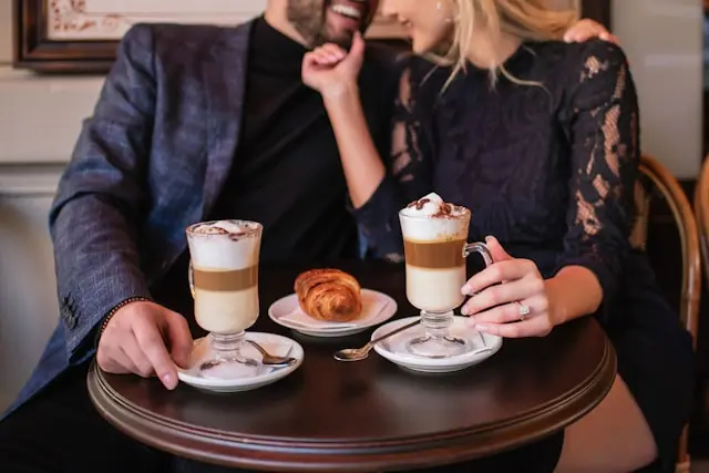 un hombre y una mujer en un café