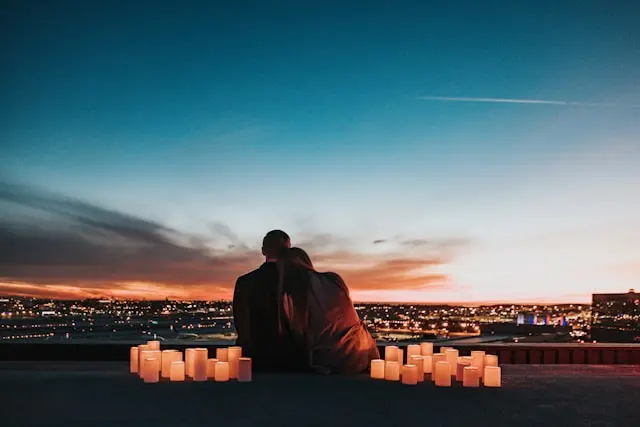 dos personas abrazadas en un mirador