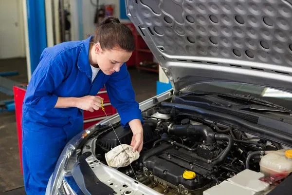 Revisiones básicas que toda mujer al volante debe conocer