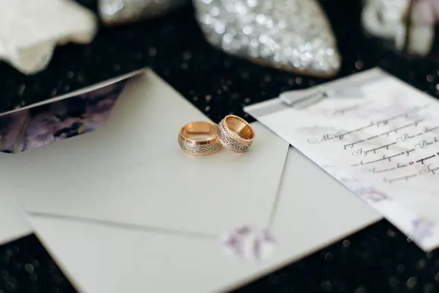 dos anillos de oro sobre varios sobres