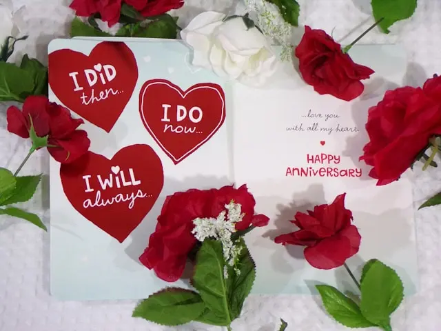 varios corazones rojos sobre papel