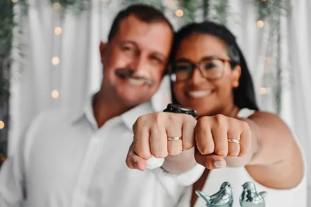 dos personas con anillos de casados