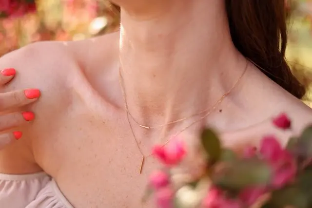 mujer con collar de oro