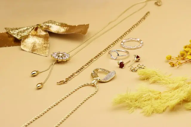 collares y anillos de oro y plata