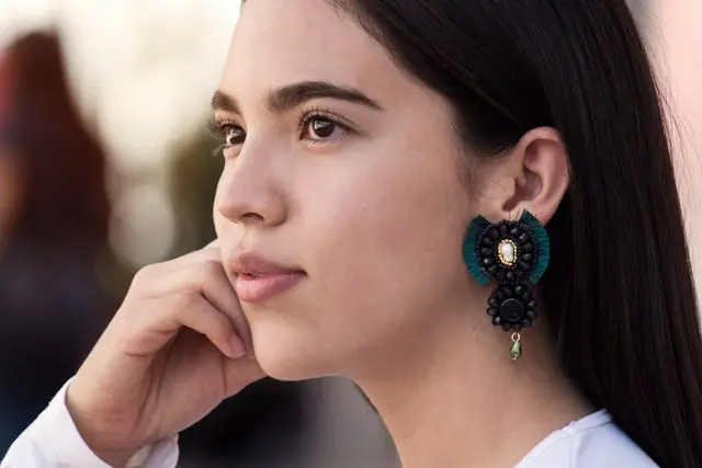 mujer con aretes de colores