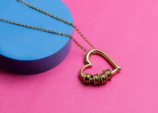 collar en forma de corazón sobre fondo rosado