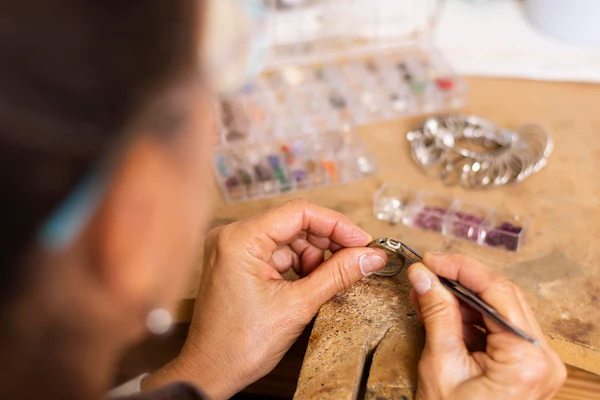 Creación artesanal de joyas